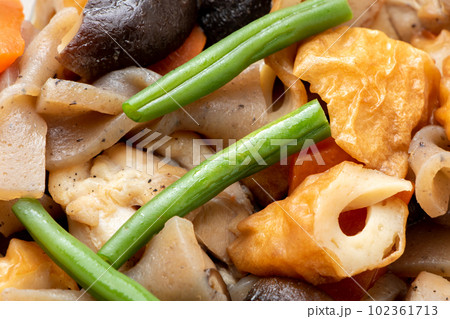 作り置きおかずイメージ、野菜とちくわと椎茸等の煮物。 作り置きおかずイメージ、野菜とちくわと椎茸等の煮物。 102361713