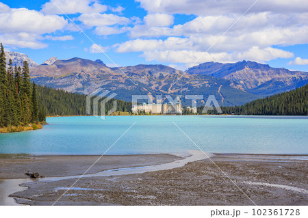 いつもとは反対側から望むレイク・ルイーズ 102361728