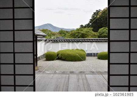 方丈から臨む獅子の児渡し庭園と比叡山　正伝寺 102361985