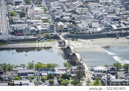 岩国城ロープウエー山頂駅広場から錦帯橋を望む 岩国城ロープウエー山頂駅広場から錦帯橋を望む 102362405