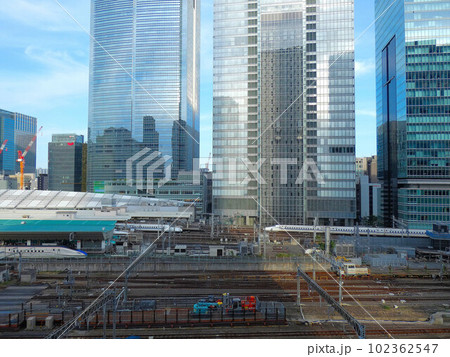 JR東京駅のクランルーフと新幹線 JR東京駅のクランルーフと新幹線 102362547
