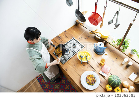 カボチャのパンケーキを作る若い女性 102362583