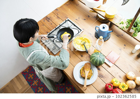 カボチャのパンケーキを作る若い女性 カボチャのパンケーキを作る若い女性 102362585
