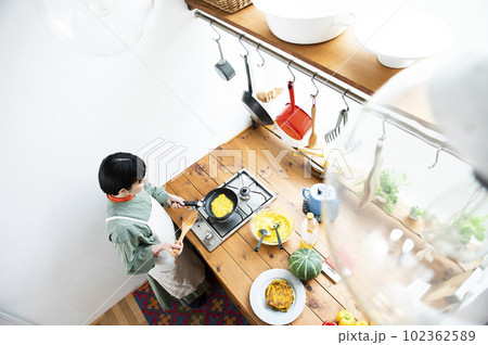 カボチャのパンケーキを作る若い女性 カボチャのパンケーキを作る若い女性 102362589