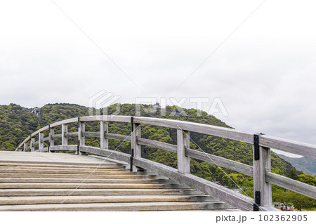 錦帯橋から望む岩国城 102362905