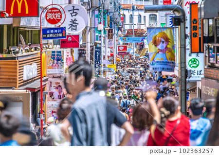 日本の東京都市景観 5月・GW。原宿駅前の竹下通りはコロナ禍前の賑わい=5日・子供の日 日本の東京都市景観 5月・GW。原宿駅前の竹下通りはコロナ禍前の賑わい=5日・子供の日 102363257