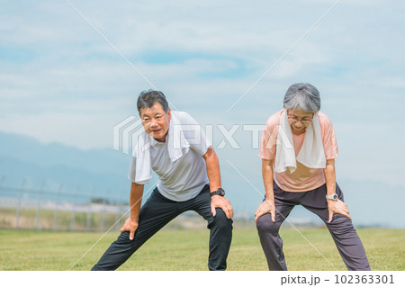 屈伸運動・準備運動・ストレッチをするシニア夫婦 屈伸運動・準備運動・ストレッチをするシニア夫婦 102363301