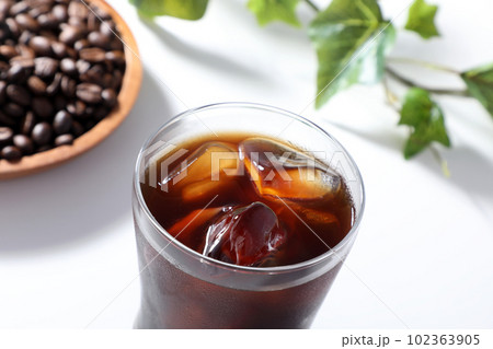 アイスコーヒーと珈琲豆 102363905