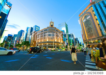 【東京都】5月・爽やかな青空の休日に夜の銀座を観光 【東京都】5月・爽やかな青空の休日に夜の銀座を観光 102363989