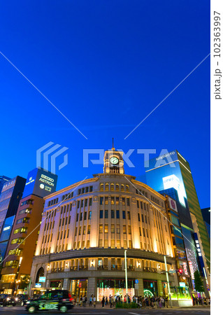 【東京都】5月・爽やかな青空の休日に夜の銀座を観光 【東京都】5月・爽やかな青空の休日に夜の銀座を観光 102363997