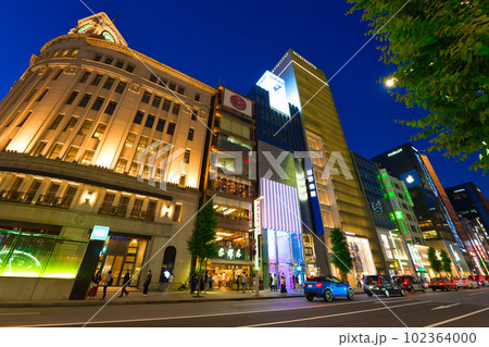 【東京都】5月・爽やかな青空の休日に夜の銀座を観光 【東京都】5月・爽やかな青空の休日に夜の銀座を観光 102364000