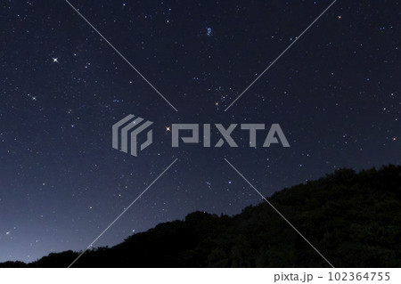 秋の星空　昇るプレアデス星団とおうし座クロスフィルター使用 102364755