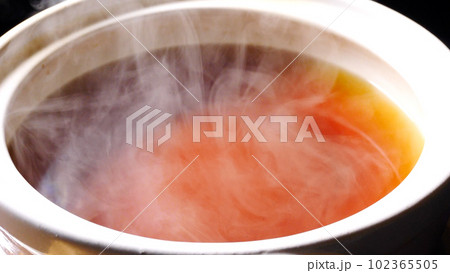 鍋に汁 102365505