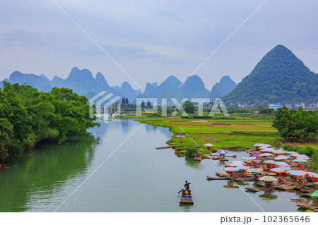 中国・桂林ののどかな田園風景 102365646
