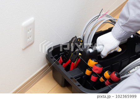 コンセントと電気工事士と工具箱 102365999