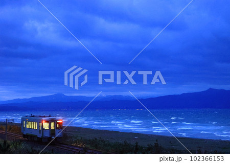 大湊線　暮れ行く陸奥湾を行く最果てのローカル線　キハ110   陸奥湾八甲田山系 102366153