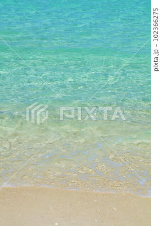 沖縄　宮古島　与那覇前浜の海 102366275