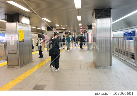 【大阪府】3月・通勤や通学で混雑する大阪メトロ 【大阪府】3月・通勤や通学で混雑する大阪メトロ 102366601