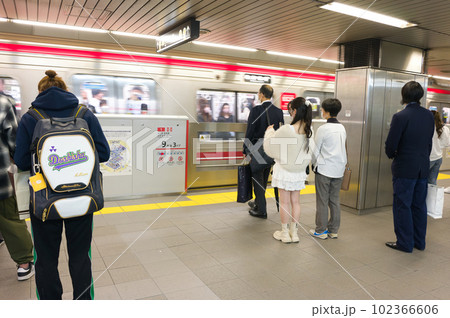 【大阪府】3月・通勤や通学で混雑する大阪メトロ 102366606