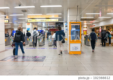 【大阪府】3月・通勤や通学で混雑する大阪メトロ 【大阪府】3月・通勤や通学で混雑する大阪メトロ 102366612