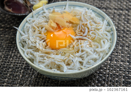 釜揚げしらすご飯とカツオのたたき 102367161