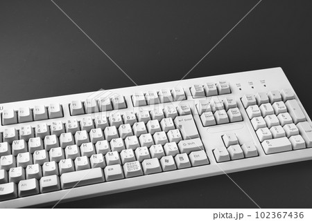 黒をバックにキーボードが置かれている 102367436