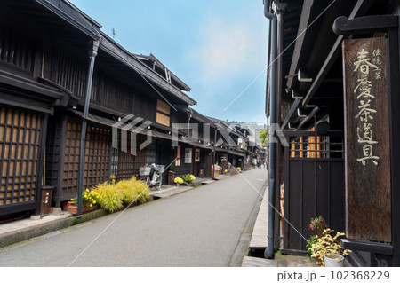 岐阜県高山市　秋の飛騨高山の古い町並 102368229
