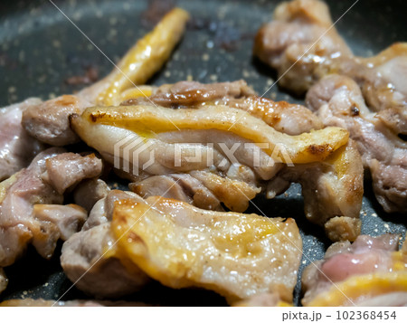 ひね鶏をフライパンで焼く。 ひね鶏をフライパンで焼く。 102368454