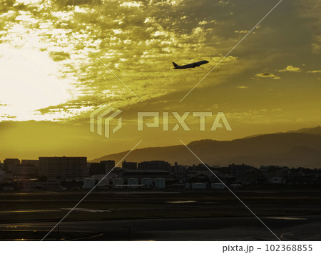 夕暮れの大阪国際空港 102368855