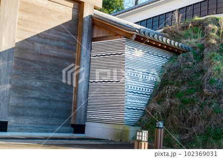 茨城県の観光スポット「水戸城」の大手門の素敵な瓦塀 茨城県の観光スポット「水戸城」の大手門の素敵な瓦塀 102369031