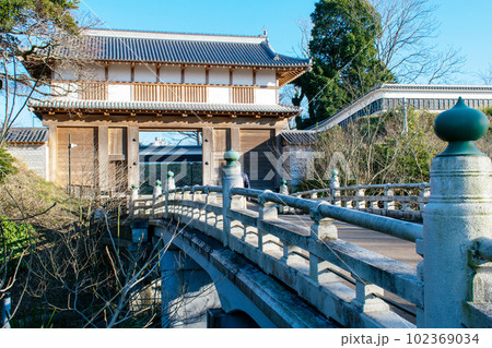 茨城県の観光スポット「水戸城」の「大手門」を橋の袂から望む 茨城県の観光スポット「水戸城」の「大手門」を橋の袂から望む 102369034