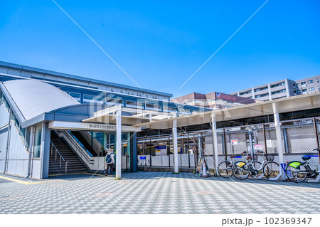 横浜市の都市風景　瀬谷駅 102369347