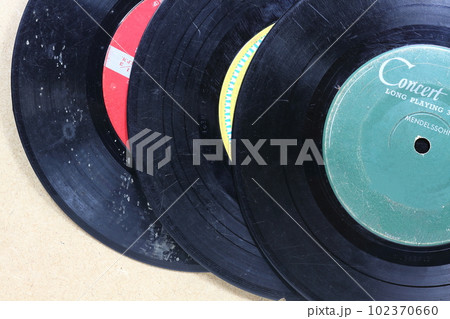 カビやキズで汚れた古いレコード カビやキズで汚れた古いレコード 102370660