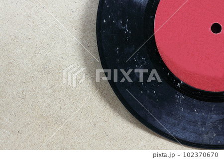 カビやキズで汚れた古いレコード 102370670