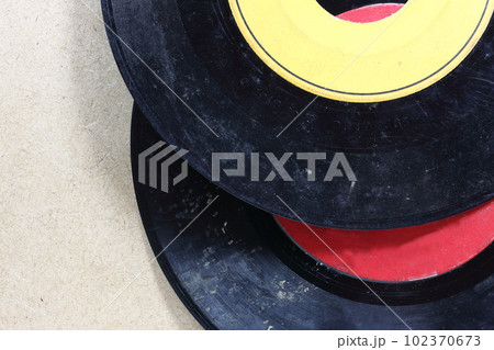 カビやキズで汚れた古いレコード カビやキズで汚れた古いレコード 102370673