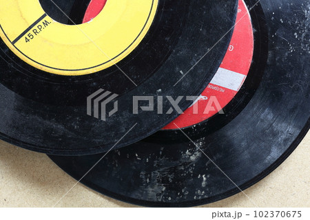 カビやキズで汚れた古いレコード 102370675