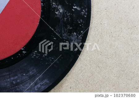 カビやキズで汚れた古いレコードの写真素材 [102370680] - PIXTA
