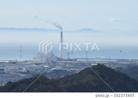 海霧に浮かぶ淡路丘陵 海霧に浮かぶ淡路丘陵 102371605
