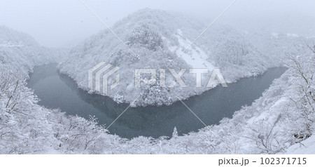 富山_雪景色の庄川峡の絶景風景 102371715