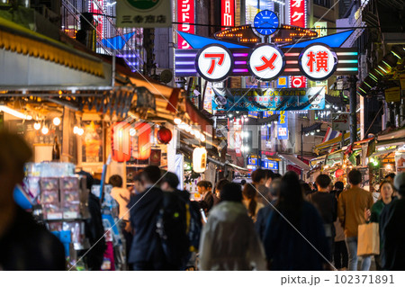 《東京都》アメ横商店街・上野の賑わう市場 《東京都》アメ横商店街・上野の賑わう市場 102371891