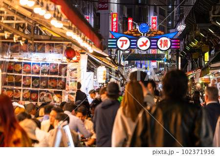 《東京都》アメ横商店街・上野の賑わう市場 《東京都》アメ横商店街・上野の賑わう市場 102371936
