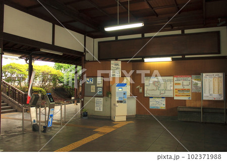 初代神武天皇を祀る橿原神宮の最寄り駅で参拝される皇族の為に設置された貴賓室が残る「畝傍駅」 102371988
