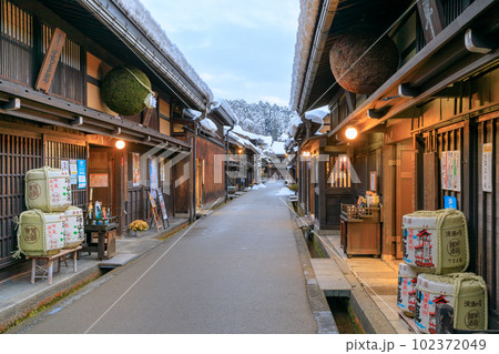 岐阜_飛騨高山三町筋の商家と雪景色の絶景 102372049