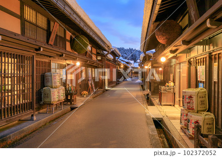岐阜_飛騨高山三町筋の商家と雪景色の絶景 102372052