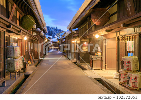 岐阜_飛騨高山三町筋の商家と雪景色の絶景 102372053