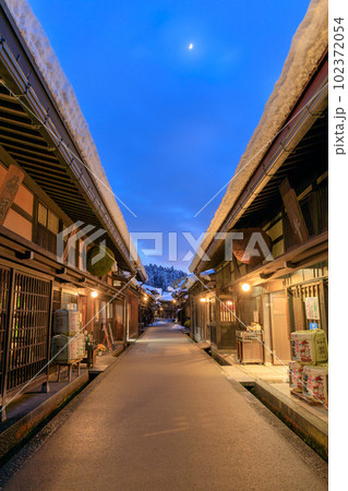 岐阜_飛騨高山三町筋の商家と雪景色の絶景 岐阜_飛騨高山三町筋の商家と雪景色の絶景 102372054