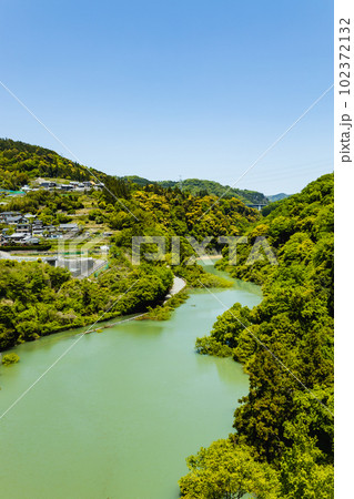 ダム建設で水没していく川沿いの道路 ダム建設で水没していく川沿いの道路 102372132