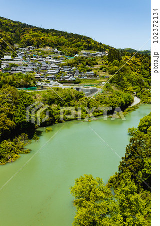 ダム建設で水没していく川沿いの道路 ダム建設で水没していく川沿いの道路 102372134