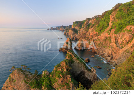岩手_朝日に輝く北山崎の海岸線の絶景風景 102372234