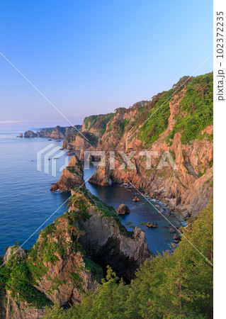 岩手_朝日に輝く北山崎の海岸線の絶景風景 岩手_朝日に輝く北山崎の海岸線の絶景風景 102372235